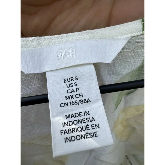 H&M Lemon Floral V Neck Top Cropped  Women's Size Small - Picture 6 of 6